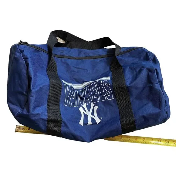 New York Yankees Duffle/Weekend/Gym Bag With Bonus Souvenir “Quest For 28” Cup - Picture 5 of 13